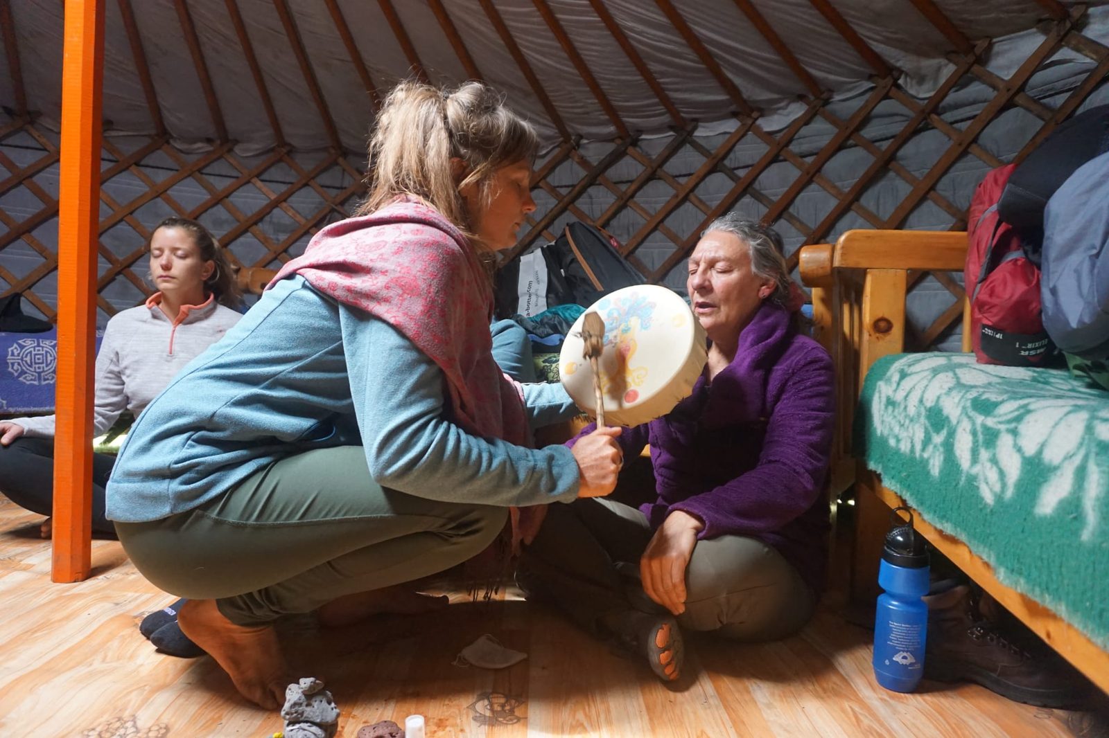 Cérémonie au tambour chamanique à l'intérieur d'une yourte