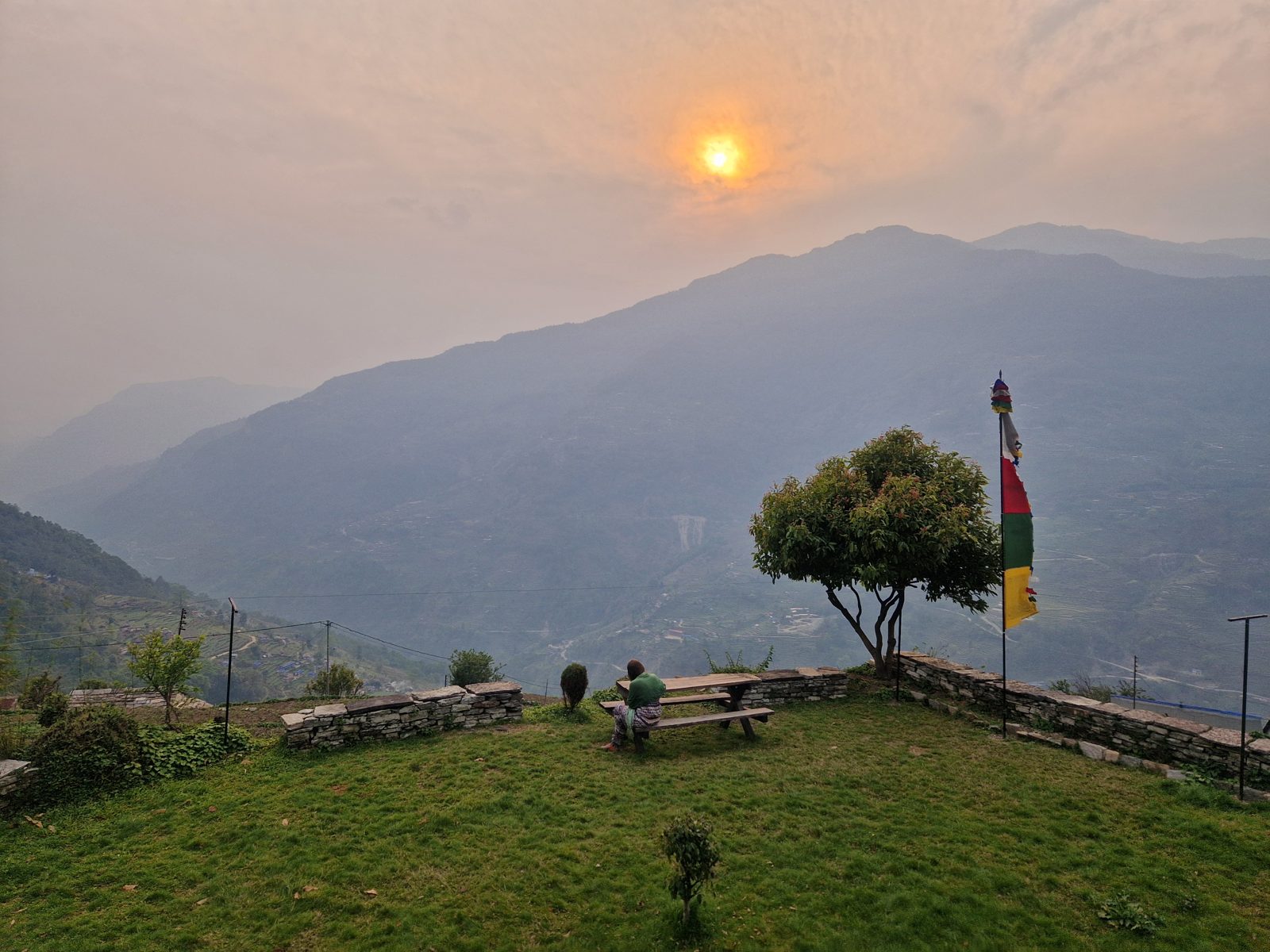 Coucher de soleil sur la vallée, drapeaux de prière au premier plan