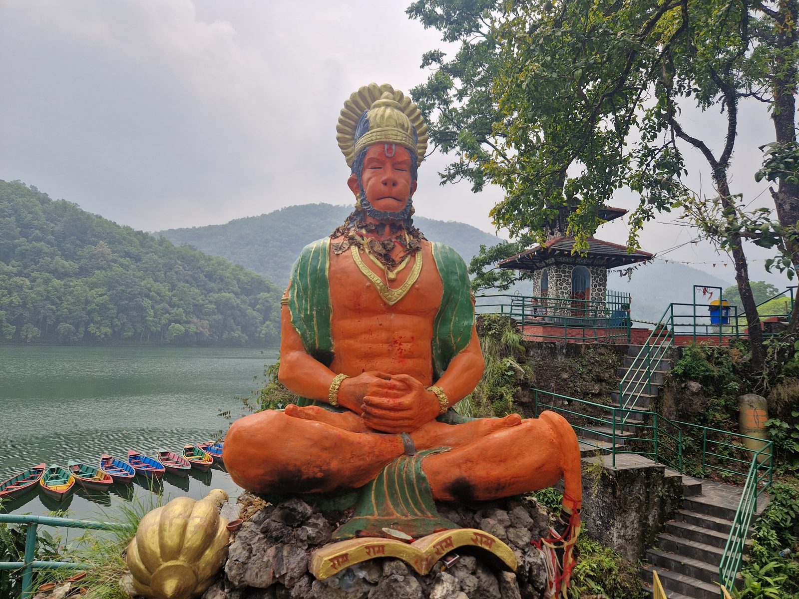 Statue d'Hanuman en méditation au bord du lac Phewa