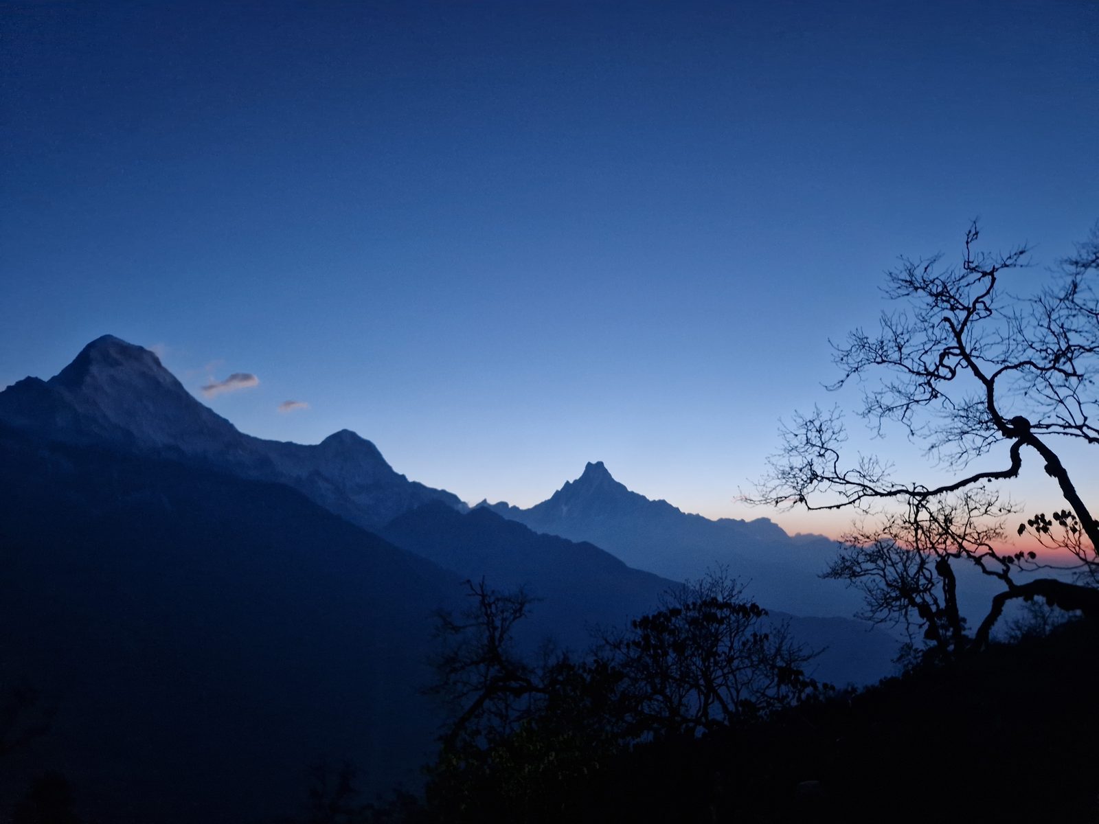 Silhouette des sommets des Annapurnas au crépuscule