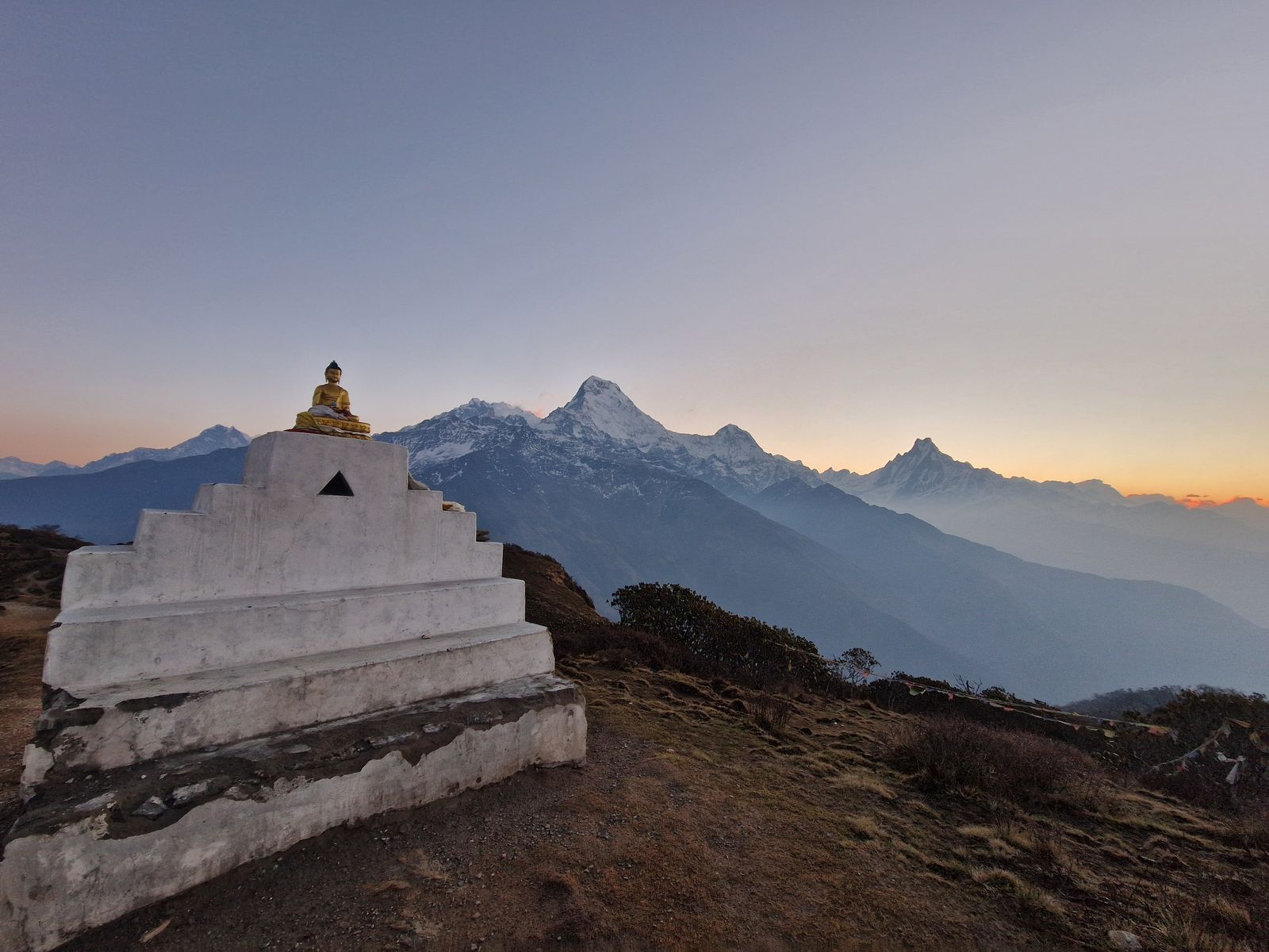 Lever de soleil sur les Annapurnas, avec un bouddha doré sur un stupa