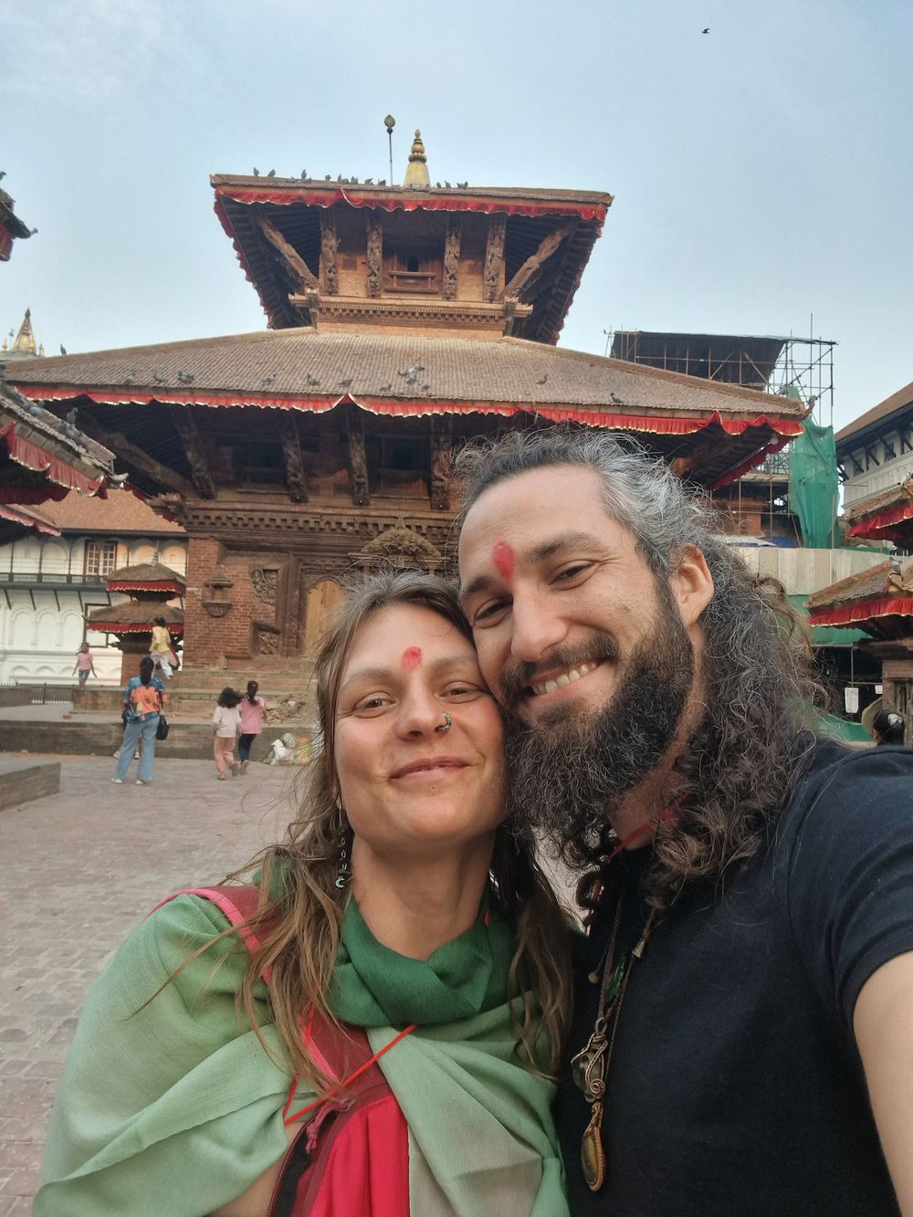 Sophie et Vincent, fondateurs de La Tribu Qui Marche, devant un temple à Katmandou